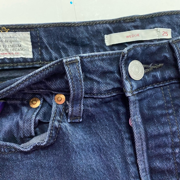 Levi’s Premium - Wedgie Icon Fit Jeans - Picture 7 of 14